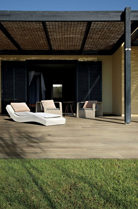 Elysium - Planches 8 in. x 48 in. Grip R11 Porcelain Tile - Miel floor installation