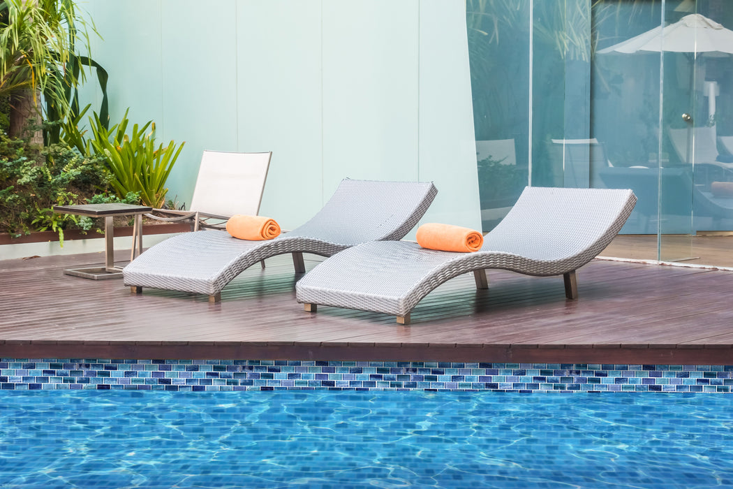 Tesoro - Gemstone Collection 1" x 2" Glass Mosaic - Aquamarine pool wall installation
