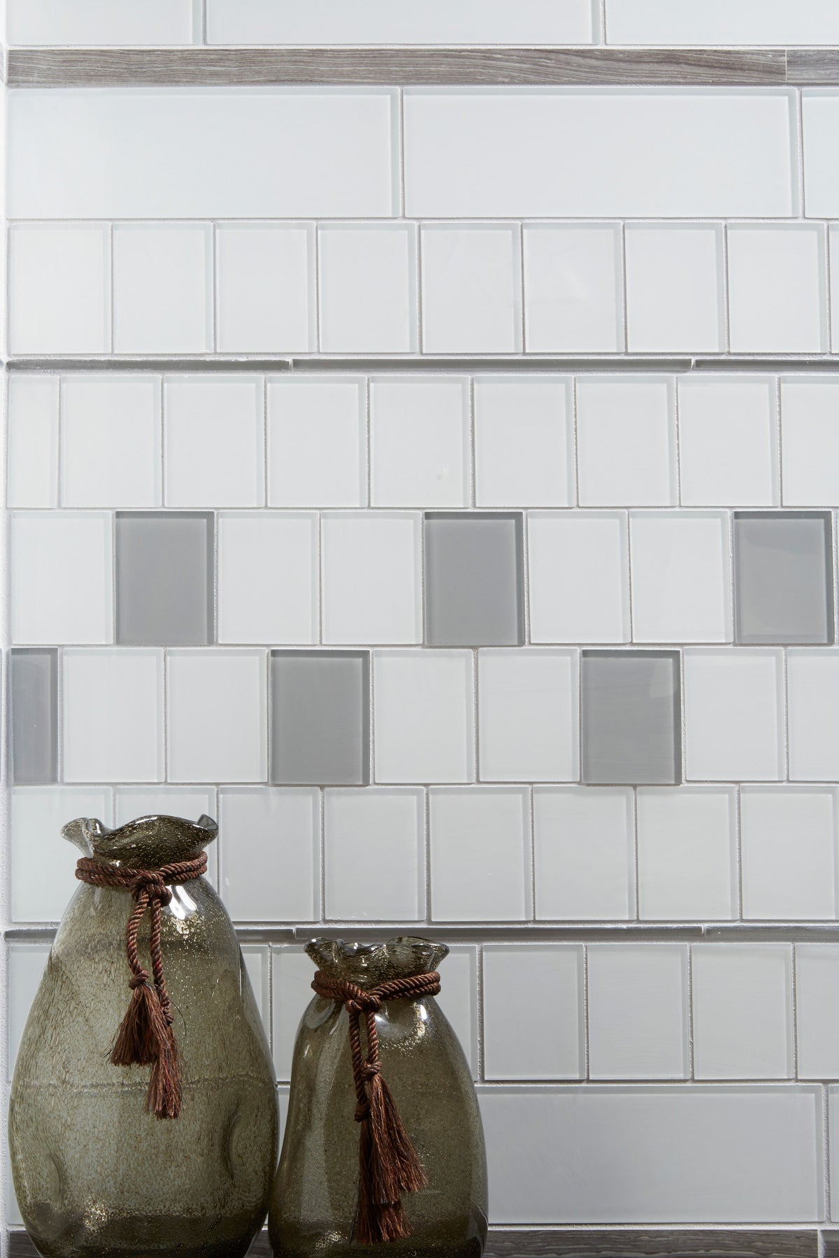 Arizona Tile - Islandia Series 4&quot; x 3&quot; Glass Mesh Mosaic - Aruba Installed