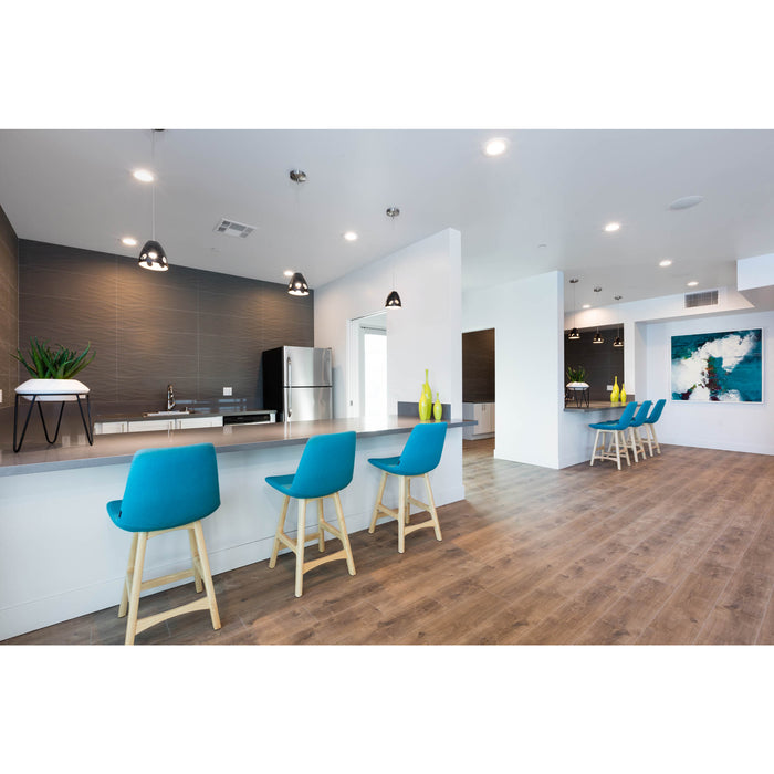 DuChateau - Vinyl DeLuxe Classic Collection - Antique White Room Scene